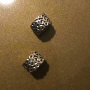 2 Pandora clips